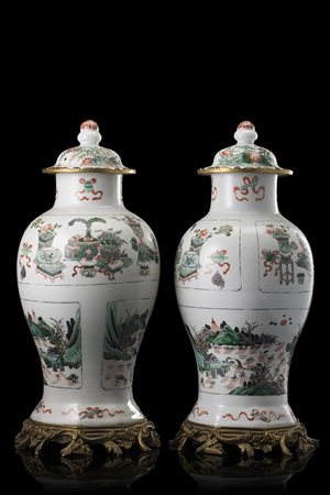 Coppia di vasi in porcellana Famiglia Verde montati in bronzo, marchio...