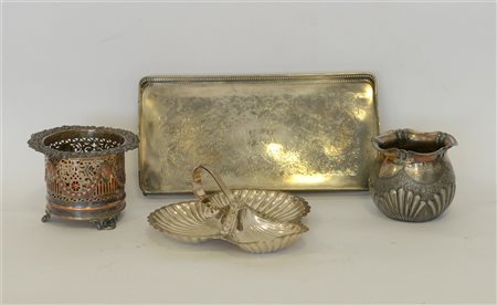 Lotto composto da un vassoio, un centrotavola, un portabottiglie e un vaso in...