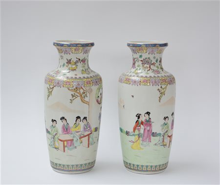 Coppia di vasi in porcellana a smalti policromi nei toni del rosa decorati...