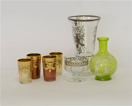 Lotto composto da due vasi in vetro decorati con figura in un paesaggio e...