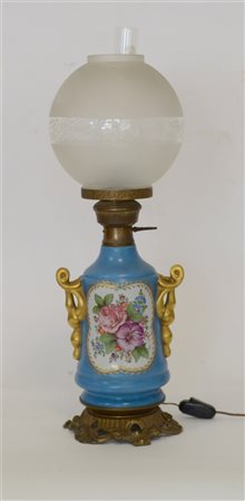 Manifattura della prima metà del secolo XX, Lampada a petrolio in porcellana...