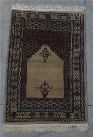 Tappeto preghiera Pakistan, secolo XX. Mirab a fondo beige (cm 102x63) (lievi...