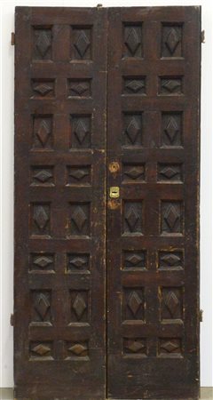 Antico portoncino doppio decorato a riquadri con all'interno pannelli...