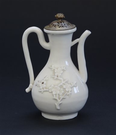 Teiera in porcellana bianca con coperchio in metallo Cina, sec. XVIII (h. cm...
