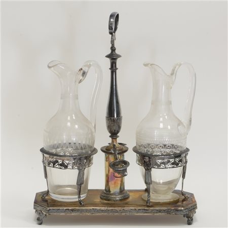 Set olio e aceto in argento con montanti decorati a figure alate. Base...