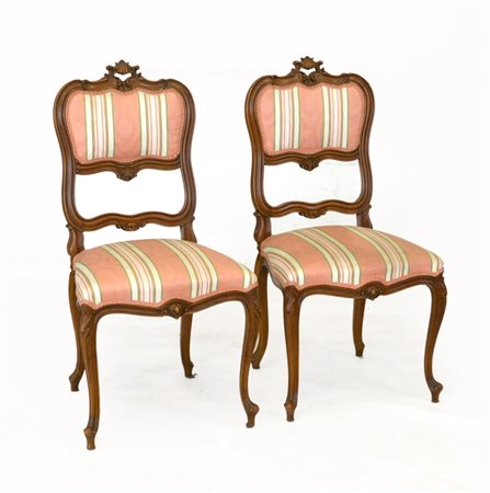 Coppia di sedie in legno intagliato con sedute e schienali rivestiti in...