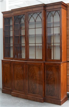 Libreria in mogano con parte inferiore a quattro sportelli filettati e parte...