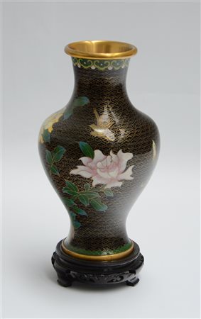 Vaso in metallo cloisonné decorato a motivi naturalistici, base in legno....