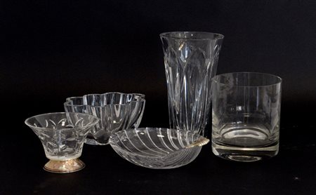 Lotto composto da due vasi e tre centrotavola in cristallo di manifatture...