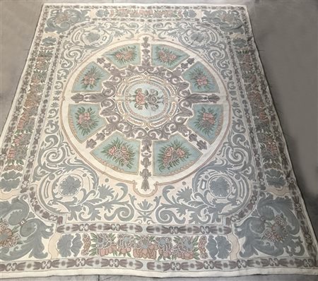 Tappeto indiano, secolo XX. Lavorato in lana con punto catenella, decorato ad...