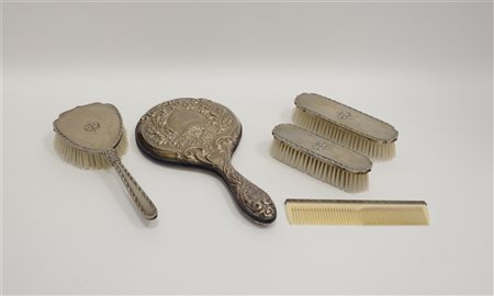 Servizio da toilette composto da tre spazzole e un pettine in lamina...