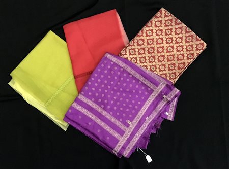 Lotto composto da quattro scialli di cui due stole in seta grezza nei colori...