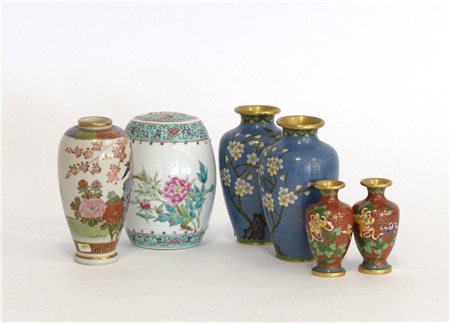 Lotto composto da due coppie di vasetti a decoro cloisonne, un vaso e un...