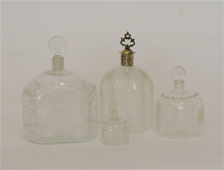 Lotto di quattro contenitori con tappo in vetro inciso a fiori e motivi...