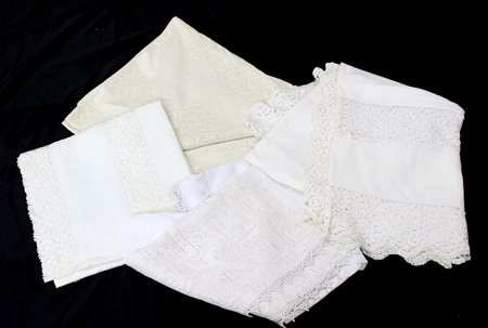 Lotto composto da quattro tovaglie, una con strisce in pizzo Sangallo...