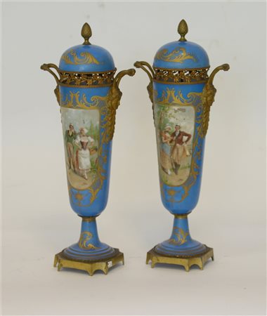 Manifattura di Sevres della prima metà del secolo XX. Coppia di vasi biansati...