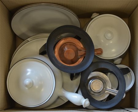 Cartone contenente parte di servizio per la tavola e due fornelletti per...