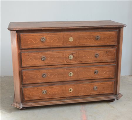 Comò a quattro cassetti con fronte, fianchi e coperchio filettati e...