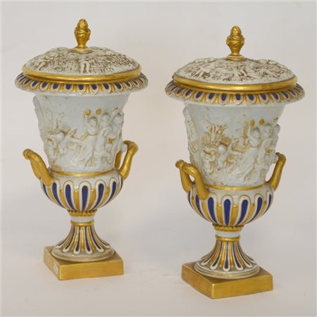 Coppia di vasi biansati con coperchio in porcellana decorata in rilievo con...