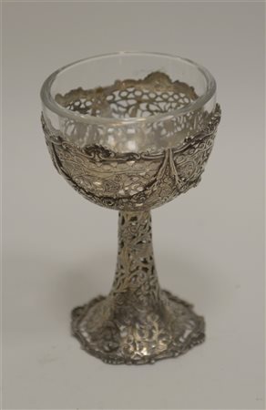 Calice con gambo in argento traforato e cesellato a motivi vegetali e fiori...