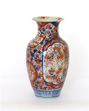 Vaso in porcellana policroma a smalti stile Imari. Giappone, periodo Meiji...