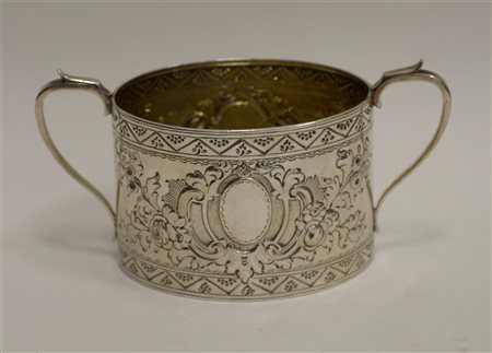 Vaschetta biansata in argento sbalzato e cesellato a motivi vegetali e fiori,...