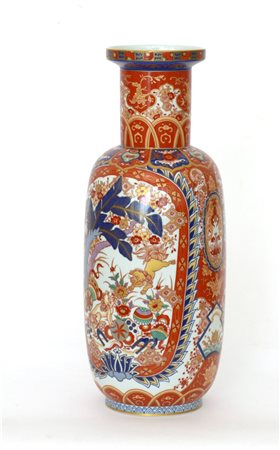 Vaso in porcellana policroma a smalti stile Imari. Giappone, periodo Meiji...