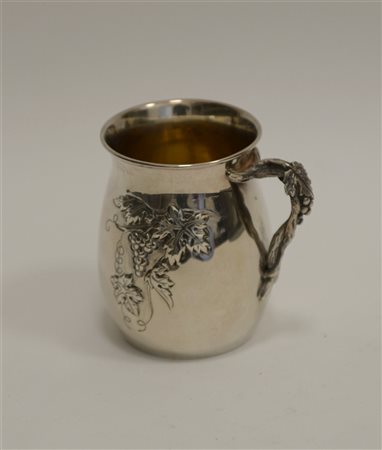 Piccolo boccale in argento decorato a tralci di vite e uva, manico cesellato...