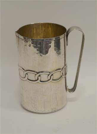 Brocca in argento decorata a sbalzo con anelli concatenati (gr 420) (difetti)