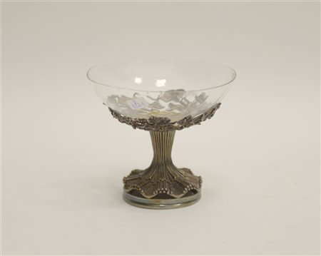 Coppetta con base in argento cesellato con tralci di vite e uva, coppa in...