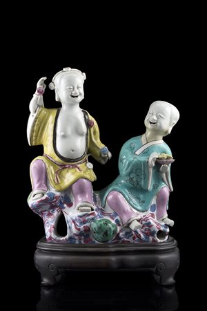 Gruppo in porcellana a smalti nei toni del giallo e del turchese raffigurante...