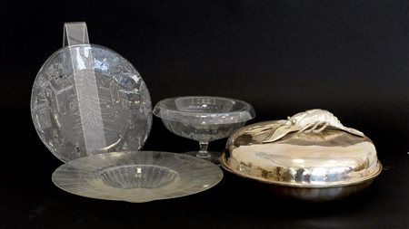 Lotto composto da due centrotavola tondi e un'alzatina portafrutta in vetro,...