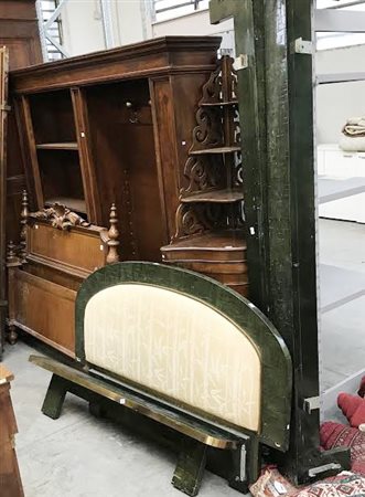 Letto in legno laccato verde con mensoline laterali e profili ottonati (difetti)