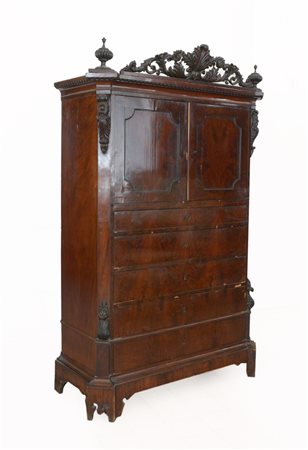 Mobile lastronato in mogano con cinque cassetti e due sportelli nella parte...