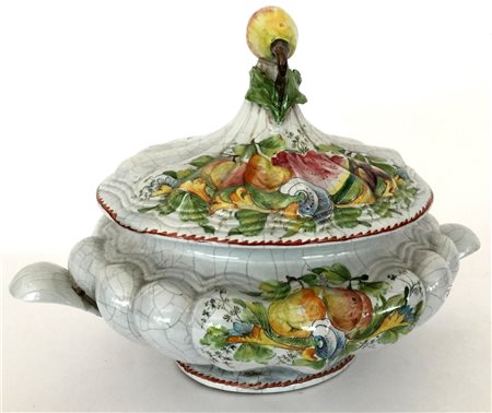 Lotto composto da una zuppiera con coperchio in ceramica decorata in...