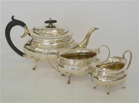 Teiera, zuccheriera e lattiera in metallo argentato a corpo sfaccettato...