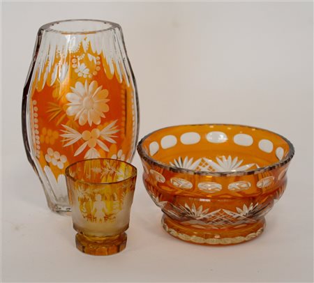 manifattura di Boemia secolo XIX/XX lotto di un vaso, una ciotola e un...