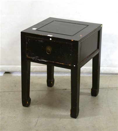 Tavolino basso in legno laccato. Cina secolo XX (cm 39x51x39) (difetti)