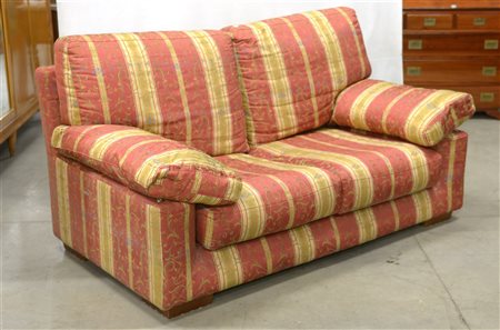 Divano imbottito a due posti rivestito in tessuto a fiori (lievi difetti)