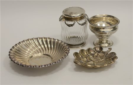 Lotto composto da un vassoietto a forma di foglia, una ciotola, un vasetto e...