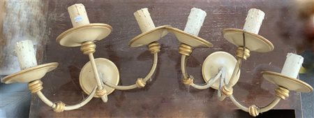 Coppia di applique a tre luci in metallo e legno laccato (d cm 39) (difetti)