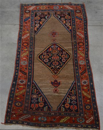 Tappeto Hamadan, Persia, inizio secolo XX. Decoro a medaglione romboidale blu...