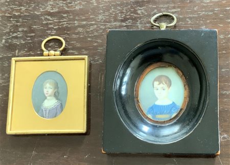 Lotto di due miniature raffigurati bambini (h max cm 5,5) in cornici (difetti)