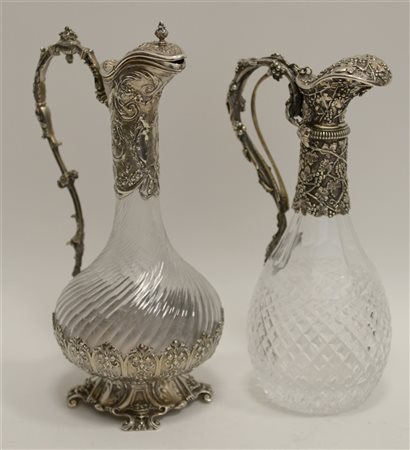 Lotto di due brocche in vetro e cristallo montate in argento cesellato a...