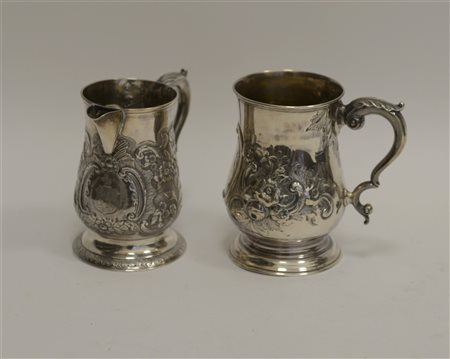 Due boccali in argento con manici sagomati e base tonda, punzoni di Londra...