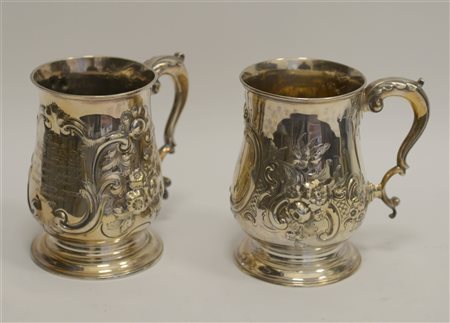 Due boccali in argento con manici sagomati e base tonda, punzoni di Londra...