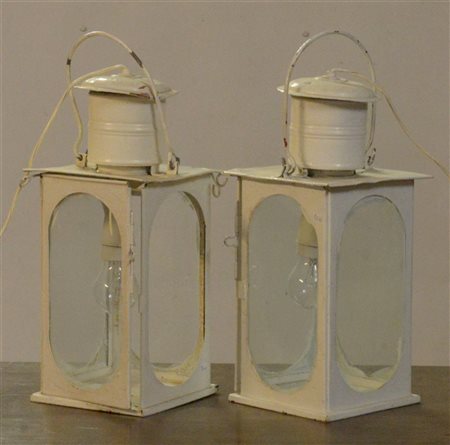 Coppia di lampioncini in metallo laccato bianco (difetti e manca un vetro)