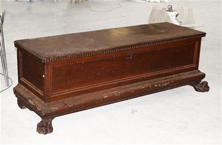 Cassapanca in noce a quattro piedi ferini (cm 171x59x64) (difetti e mancanze)