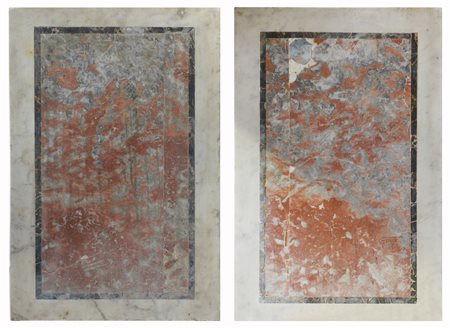 Coppia di piani in marmo bianco e riquadri con all'interno breccia in marmo...