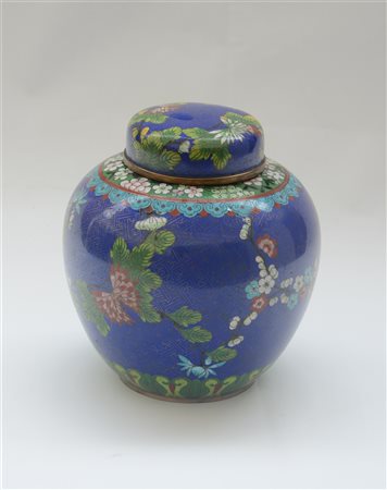 Potiche con coperchio in metallo cloisonné a decoro floreale su fondo blu....